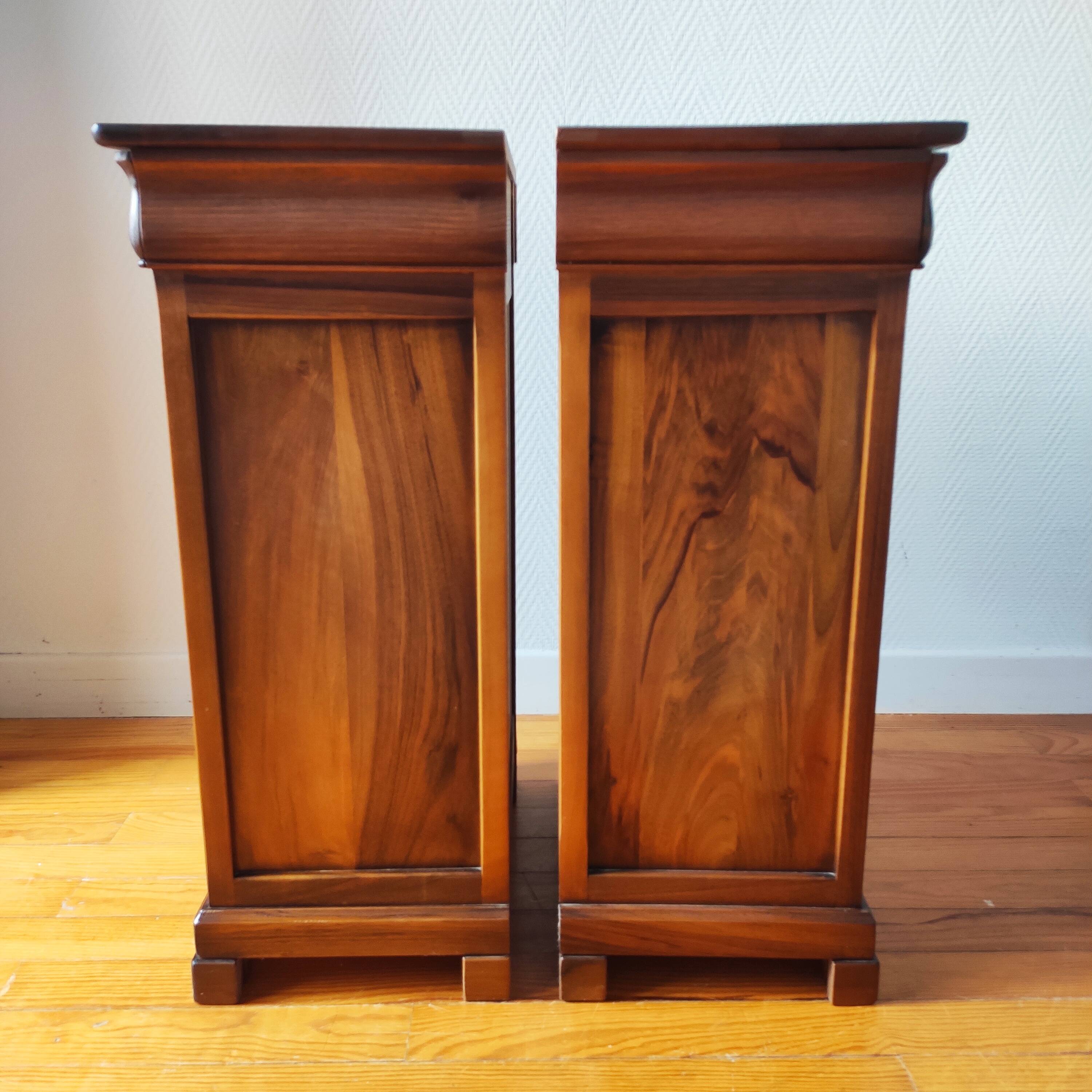 Paire de tables de nuit — style classique, inspiration Louis-Philippe