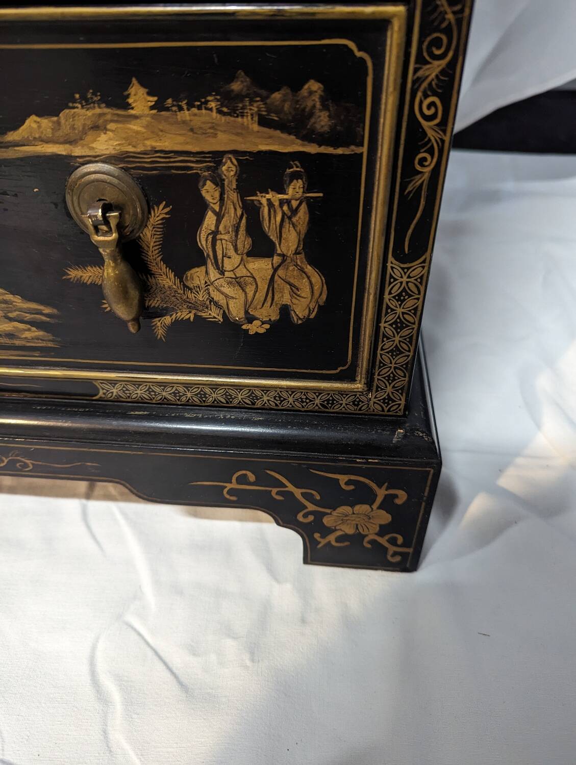 Asian chest of drawers in Chinese lacquer