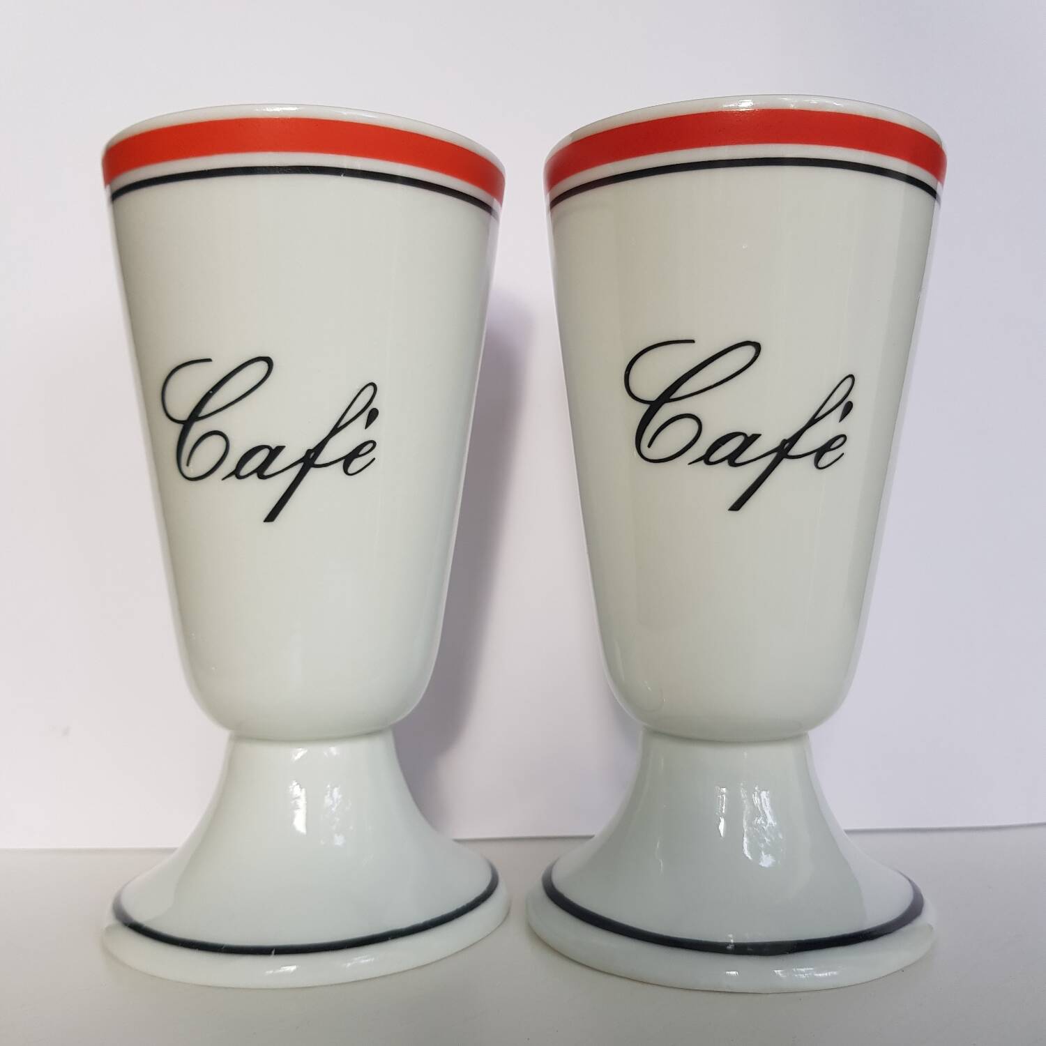 Service de 2 tasses à café sur pied en porcelaine de Limoges mazagrans, atelier du tabalou