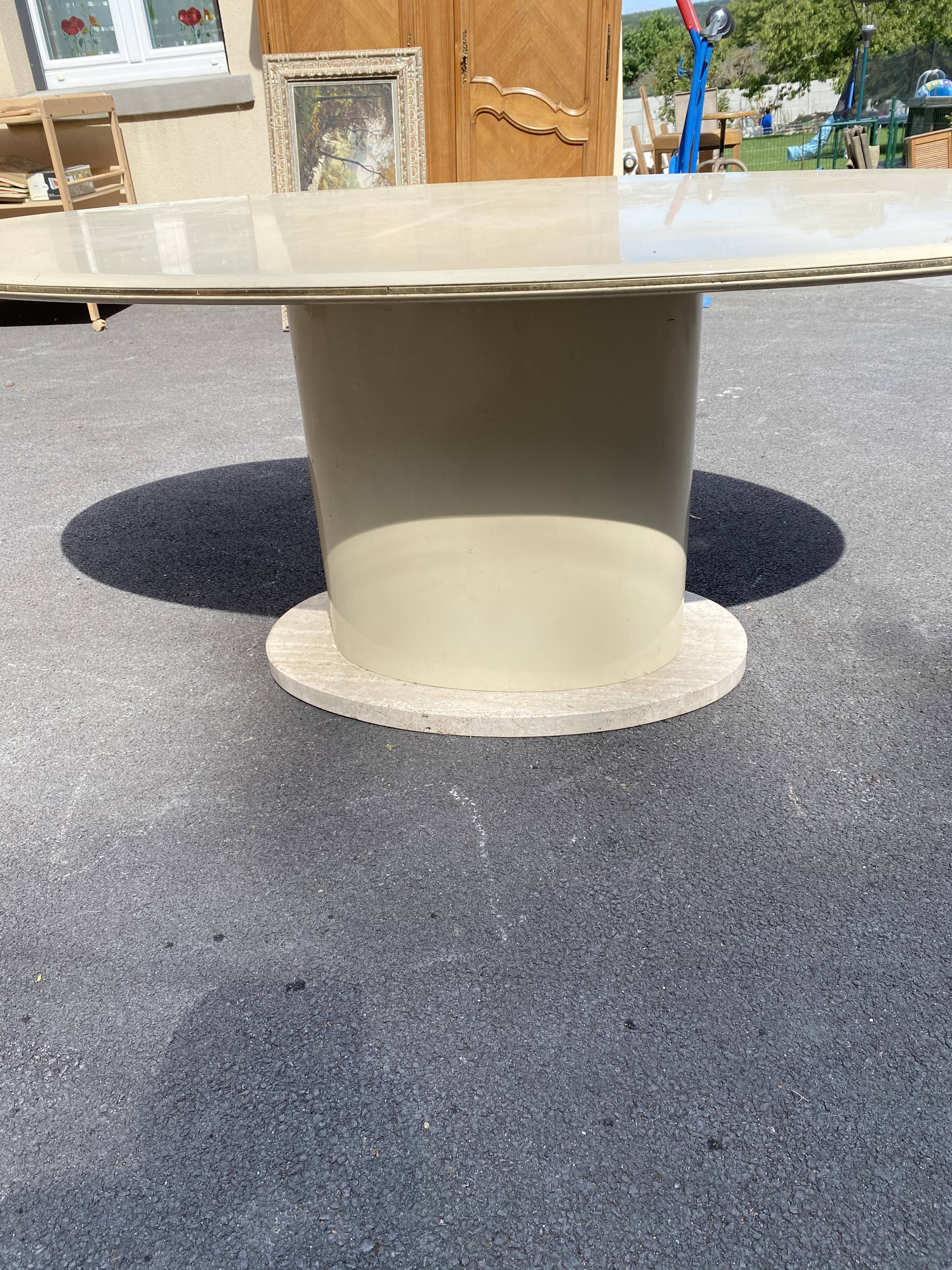 Oval table laned and travertine