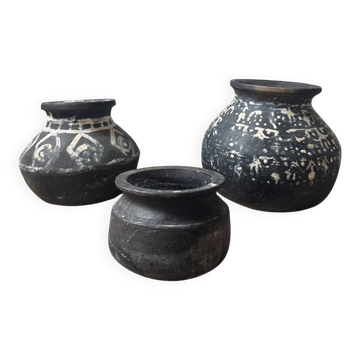 Lot of 3 ancient pots from Indonesia, black terracotta, wabi-sabi.