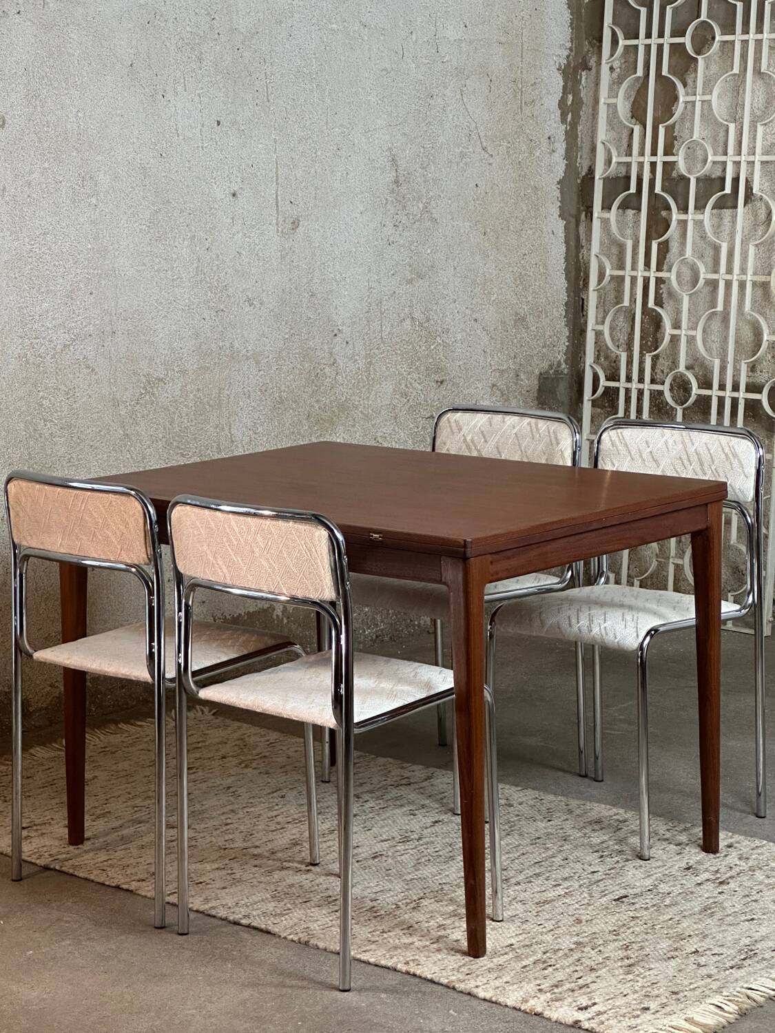 Extendable teak and teak veneer dining table