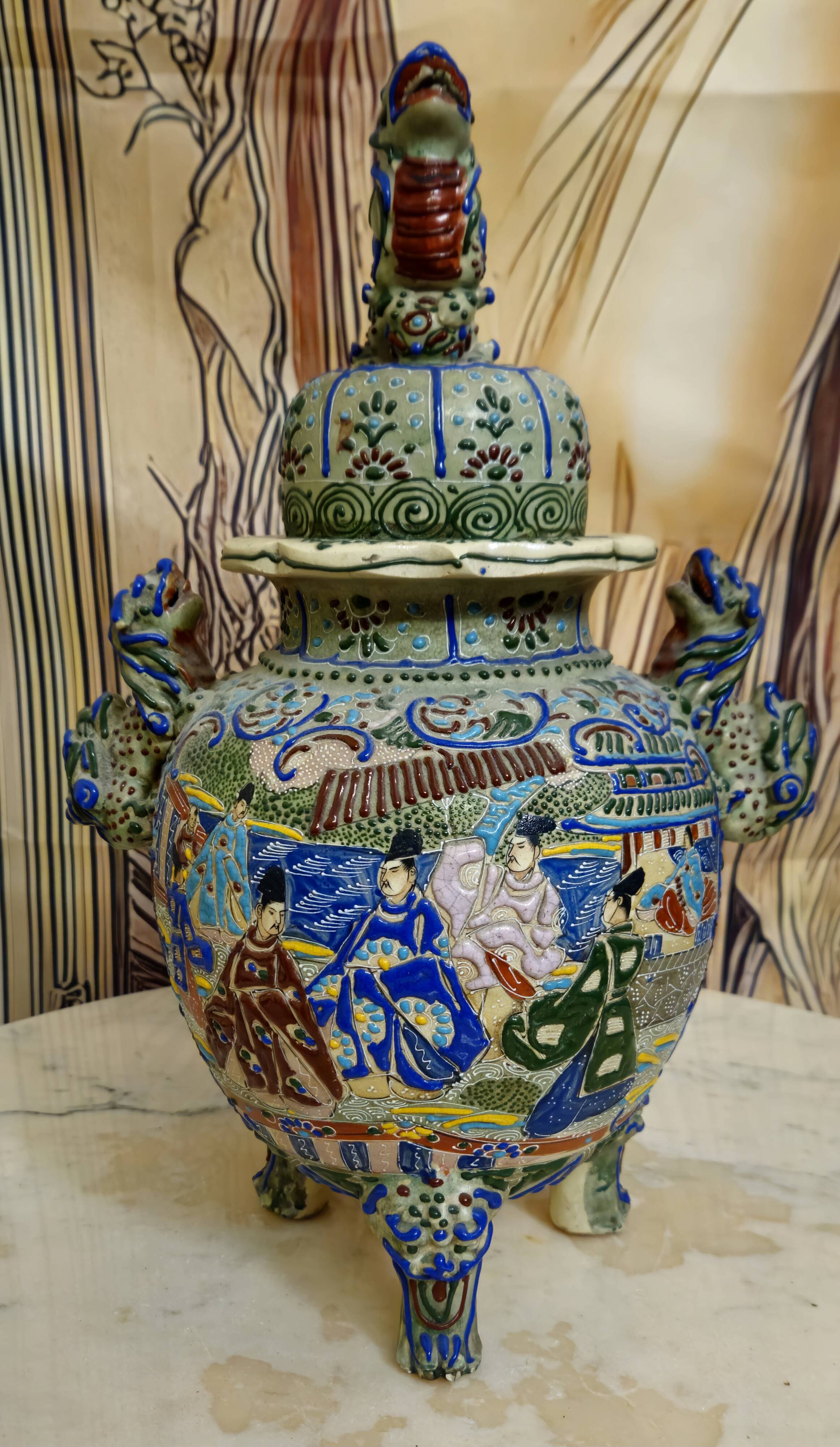 Large covered pot in polychrome earthenware, Asian work from the late 19th century.