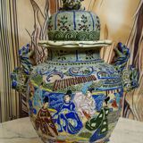 Large covered pot in polychrome earthenware, Asian work from the late 19th century.