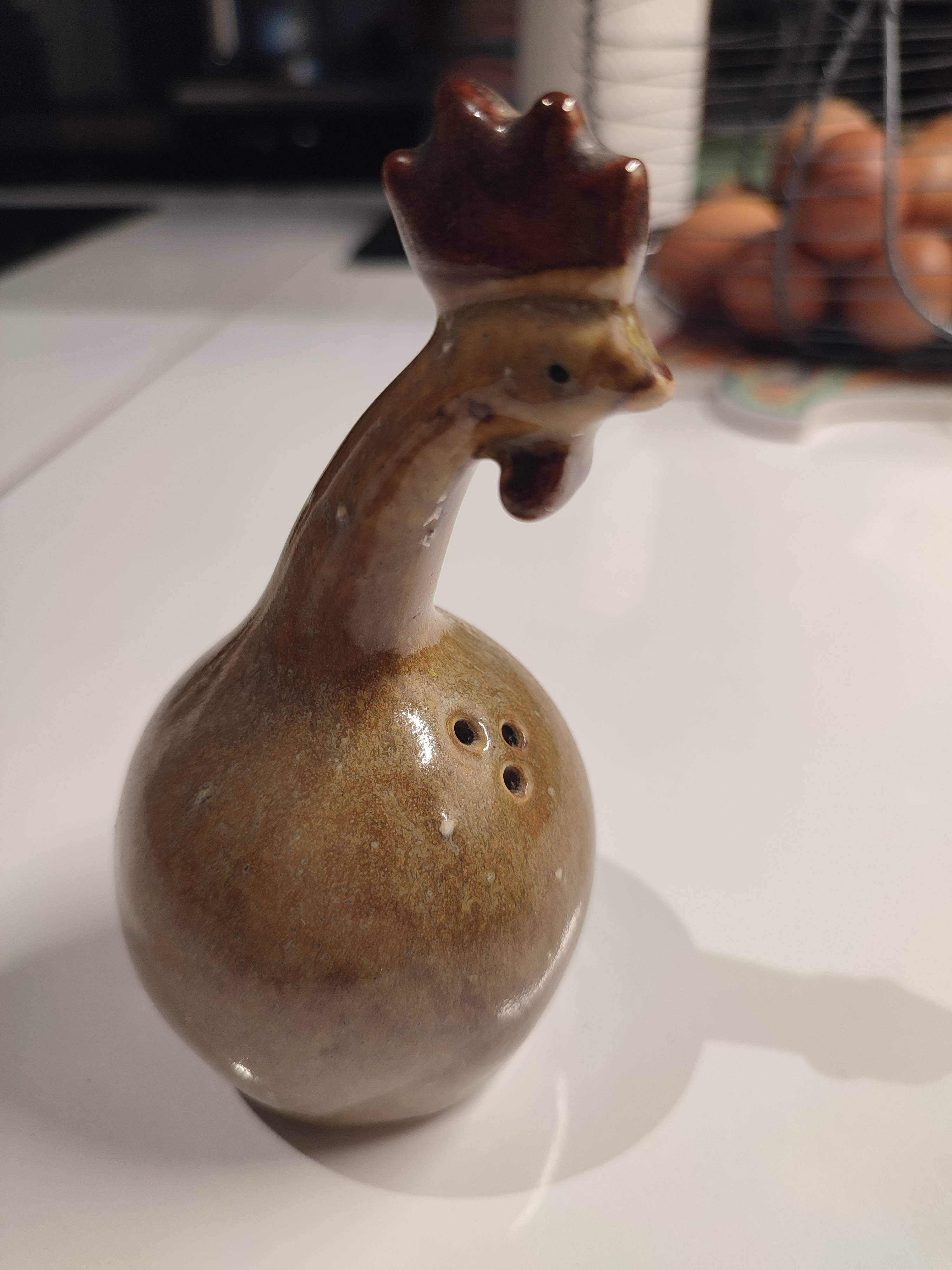 Salière en céramique représentant une petite poule