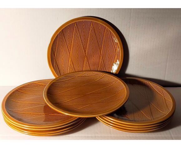 Ten plates in Salins slip with braided patterns 50s