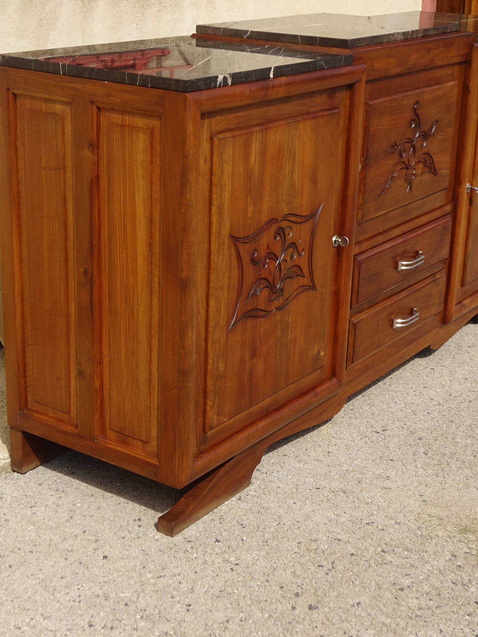 Large buffet en noyer massif, dessus en marbre noir