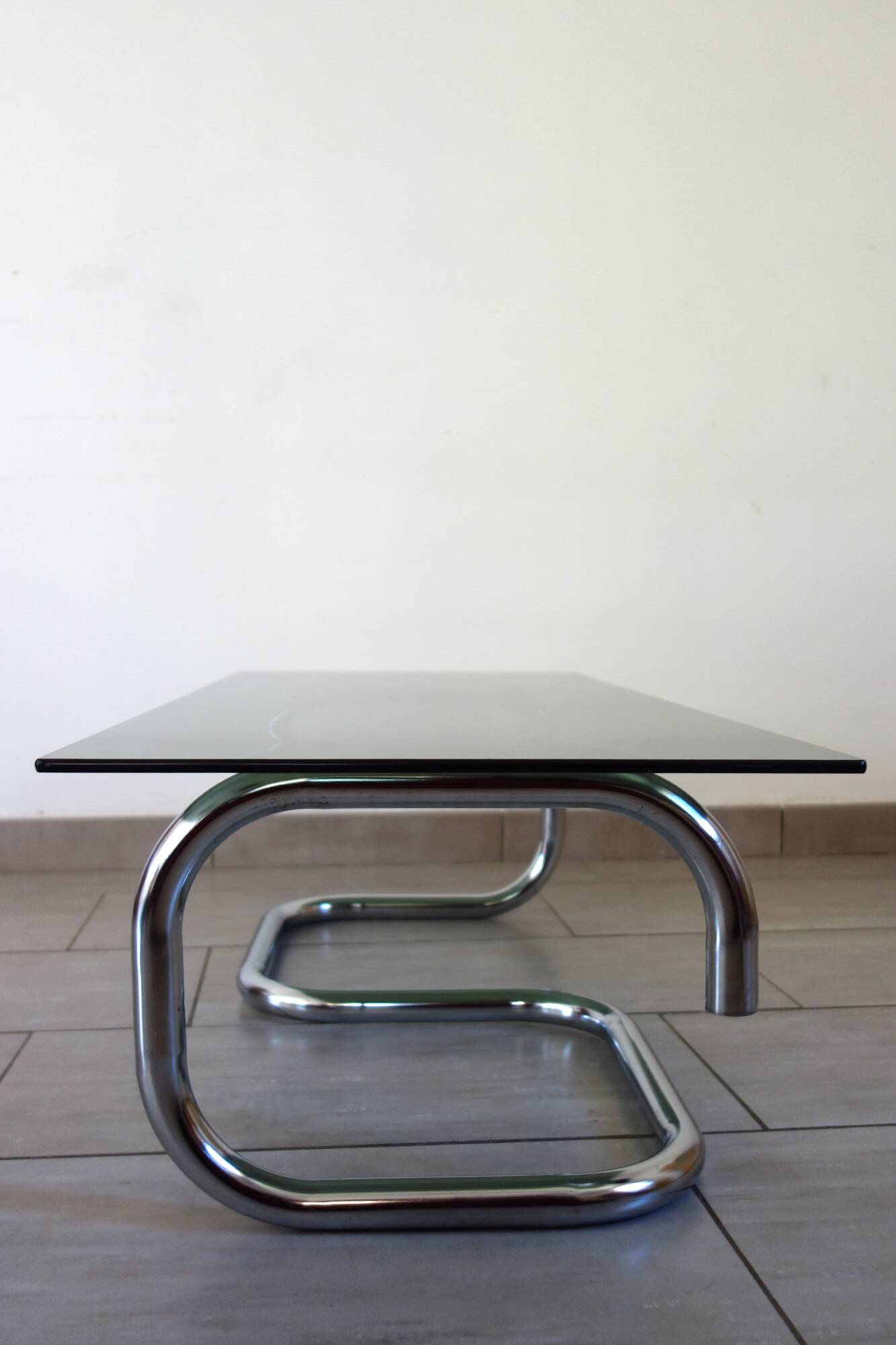 Table basse chrome et verre fumé space age 70's