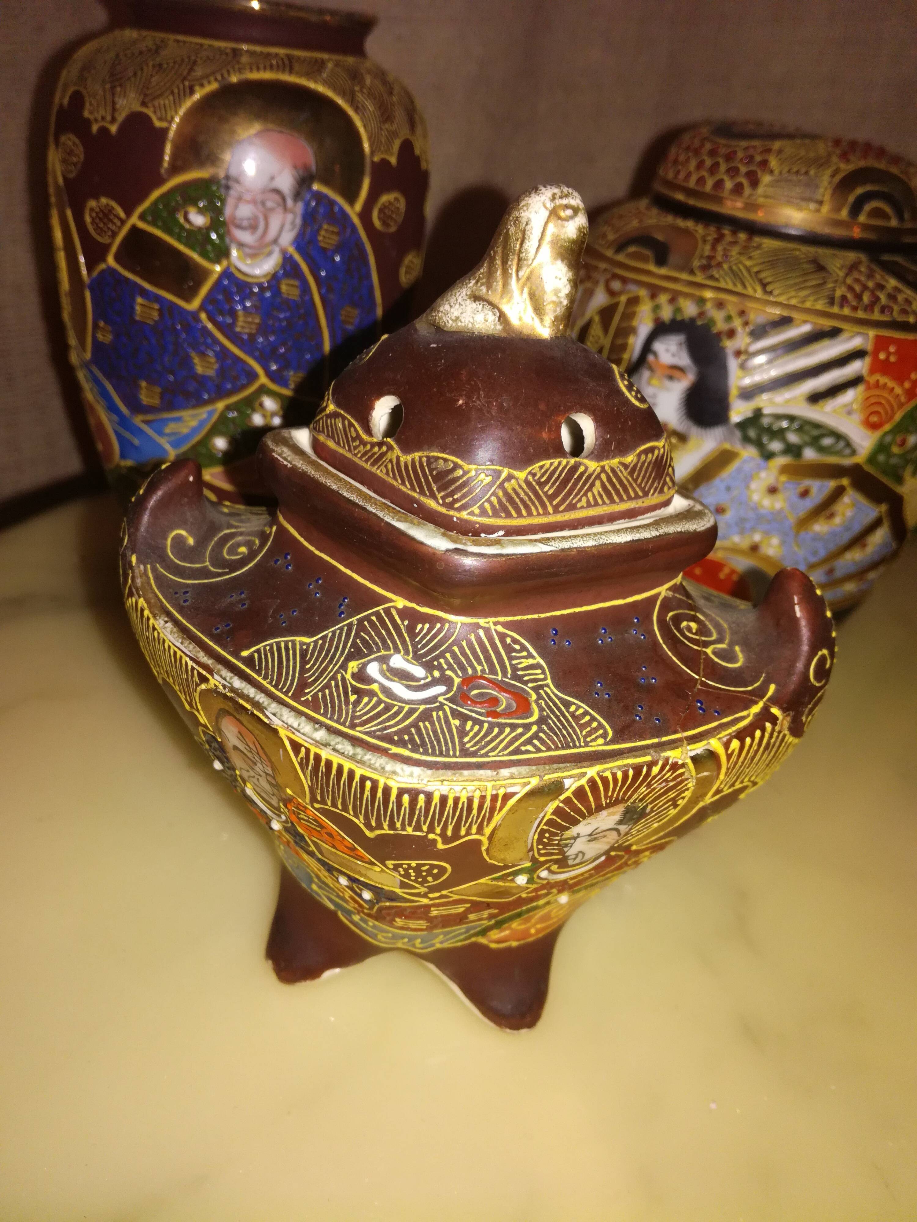 Lot de cinq miniatures en céramique japonaise