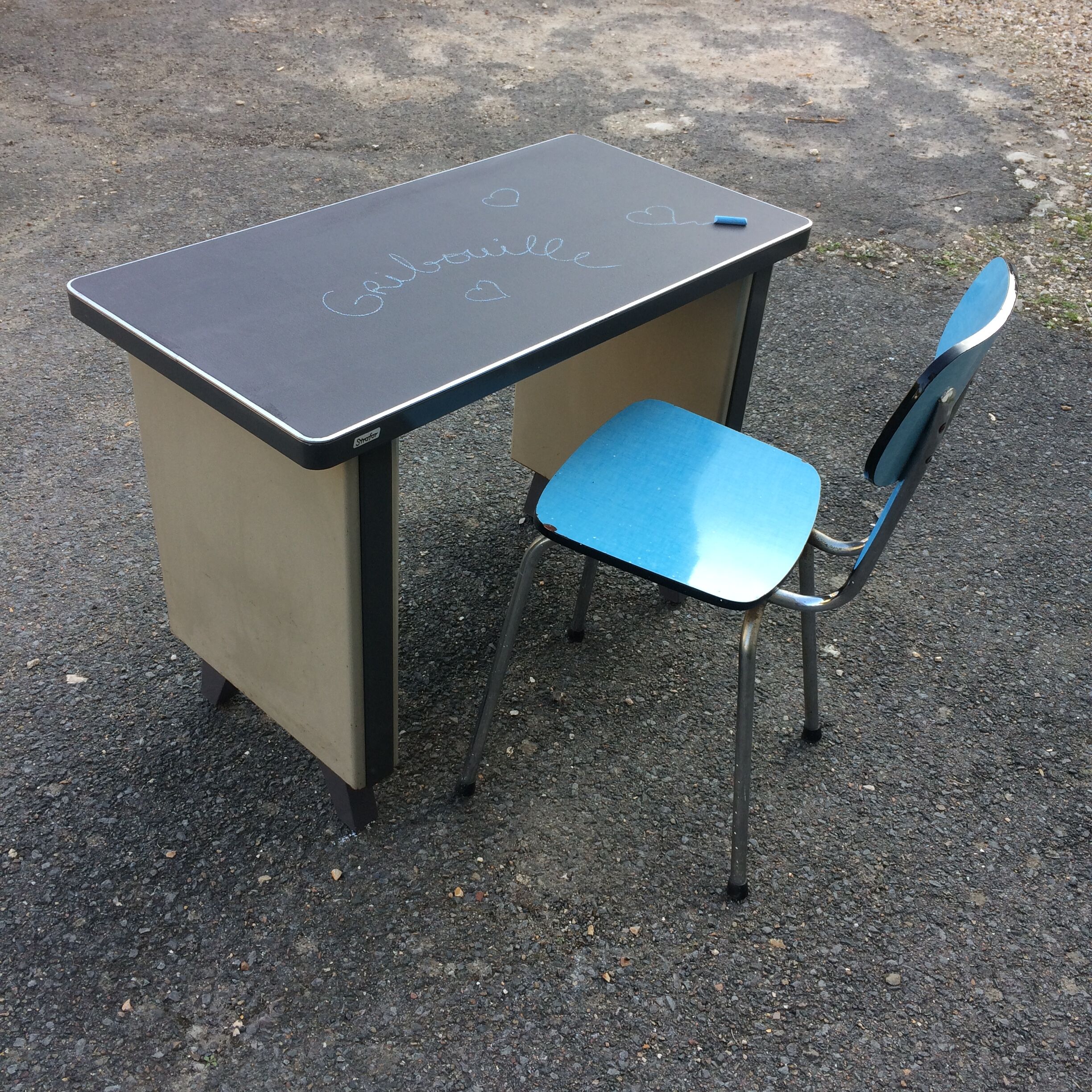 Strafor metal desk