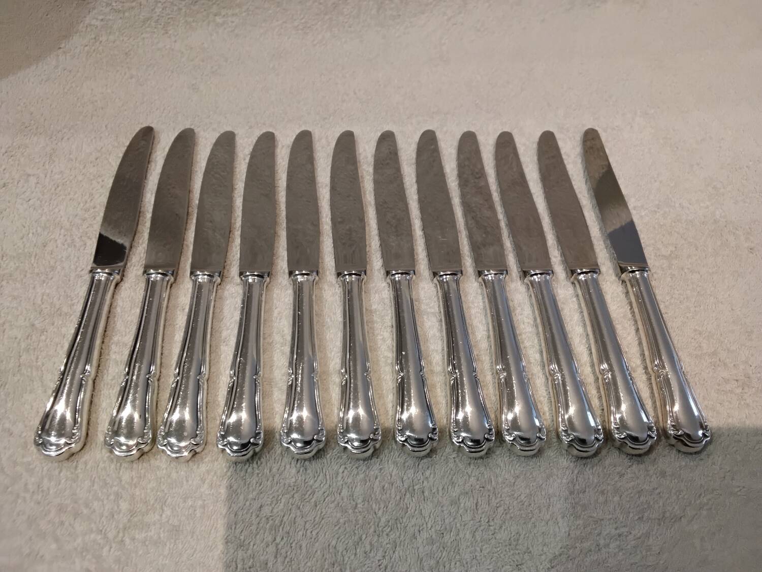 12 silver-plated table knives by Ercuis Valencay, 25cm