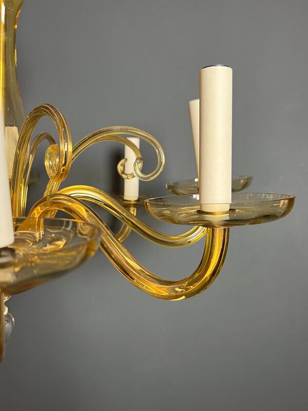 Lustre en cristal de Murano de couleur orangée à 8 bras de lumière. Travail italien. Vers 1970