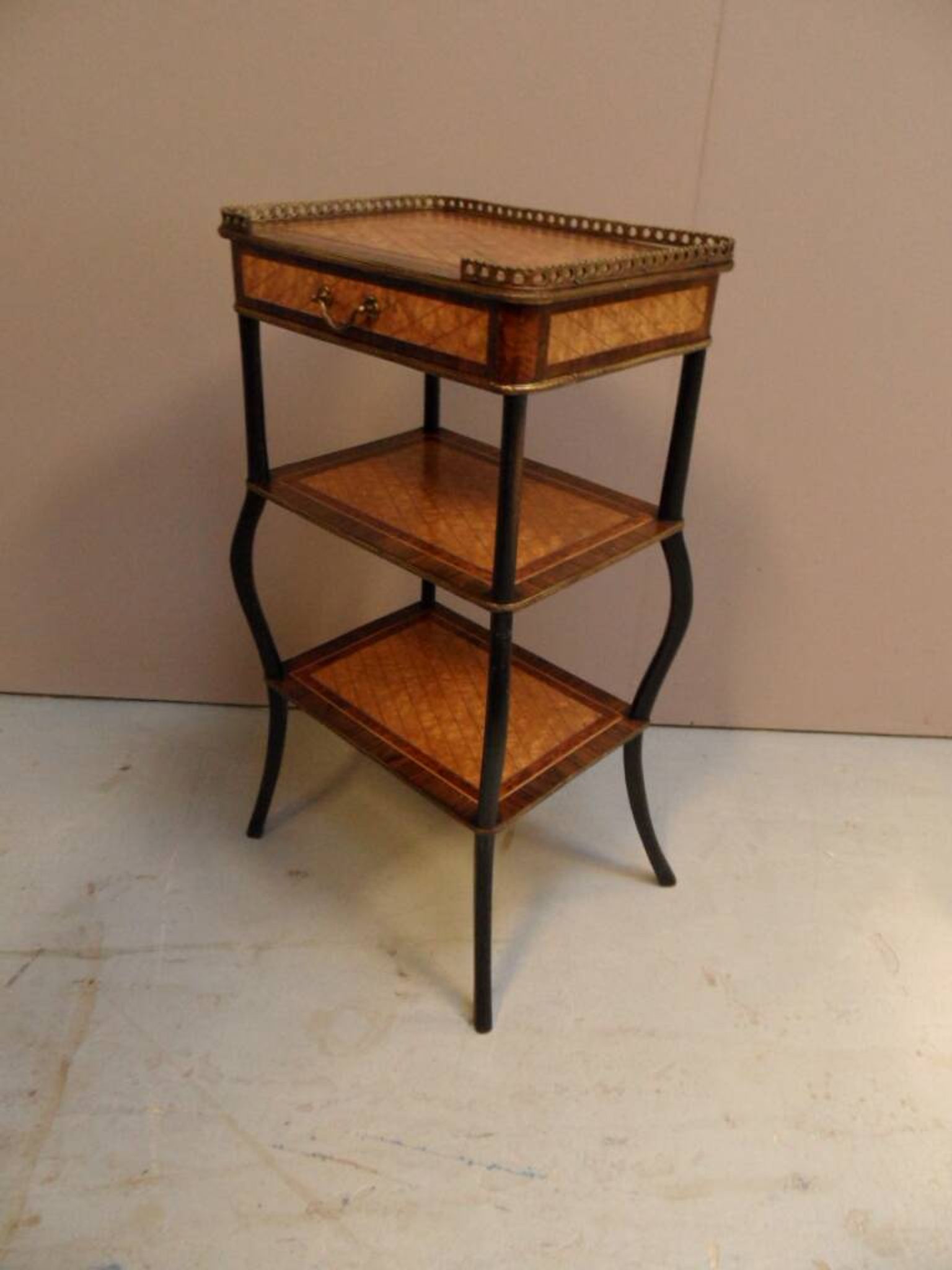 Table d'appoint antique Napoléon 3 avec marqueterie