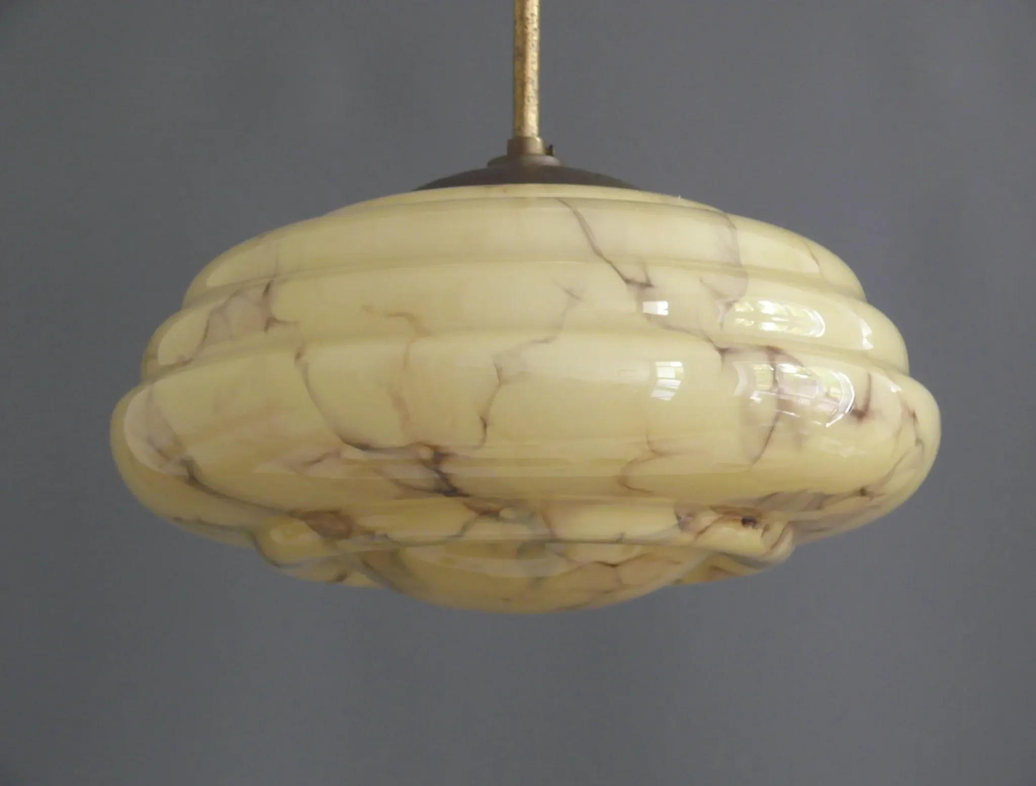 Art Deco pendant light with beige glass lampshade and short rod - circa 1920-1930