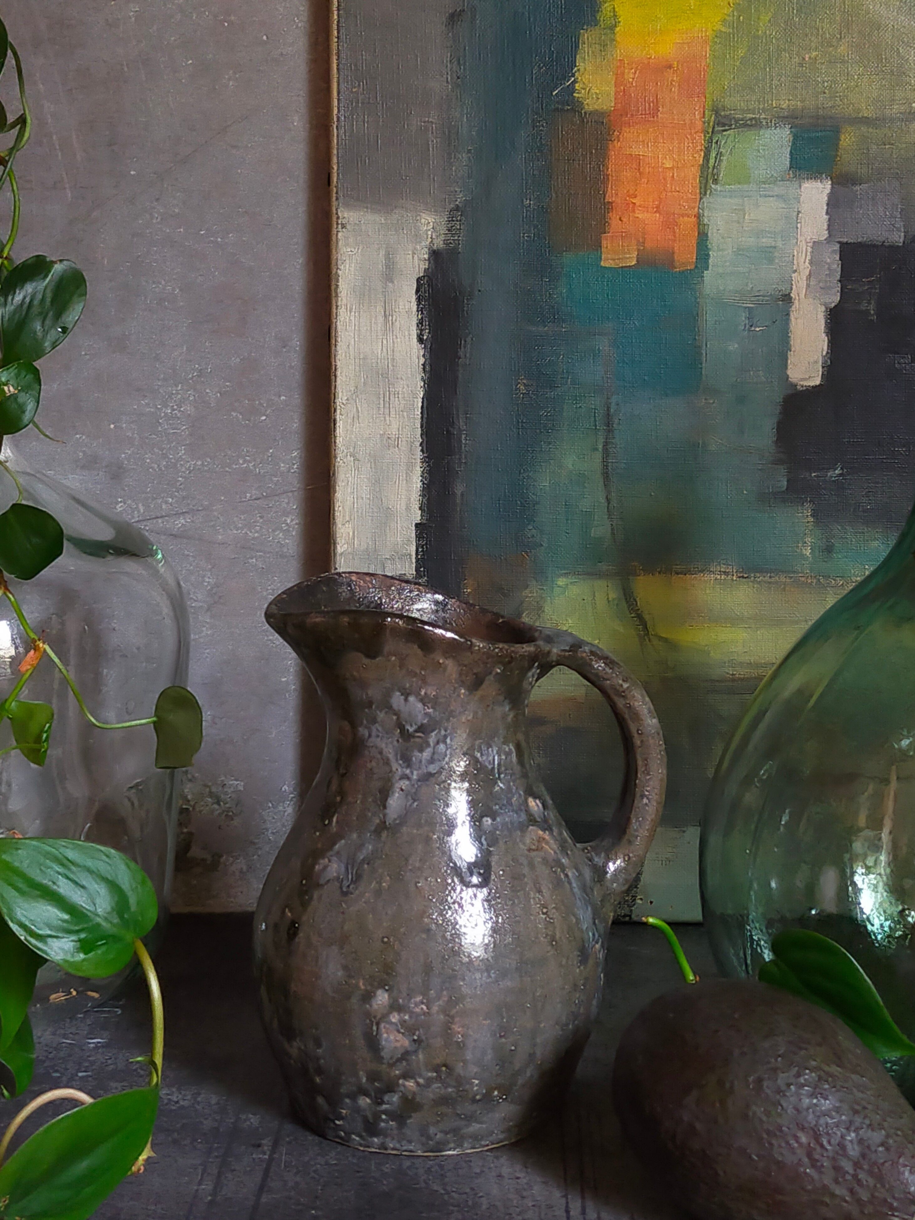 Potter's pitcher Art-popular in old enamelled earth