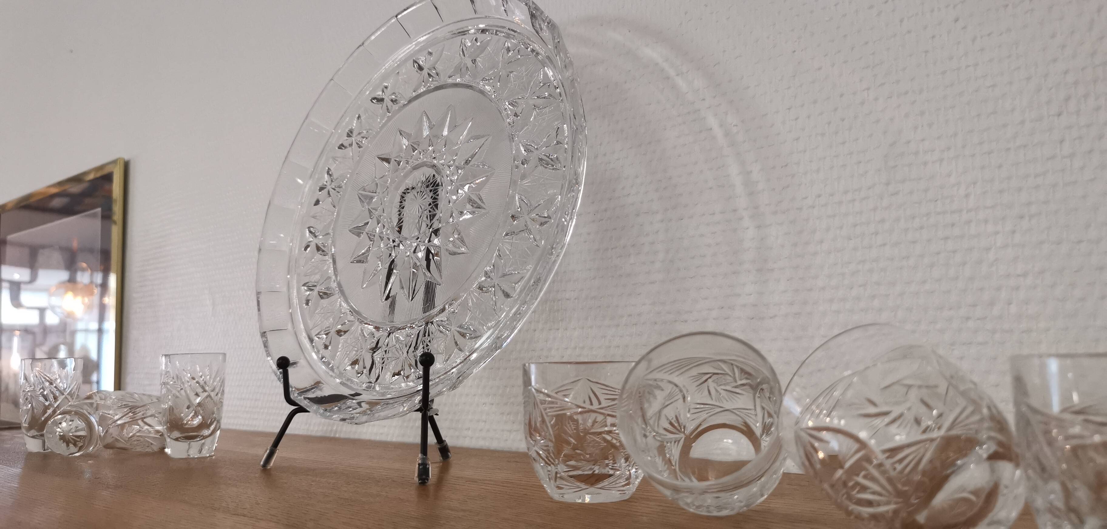 Presentation service 8 glasses and its Bohemian Cristal style dish