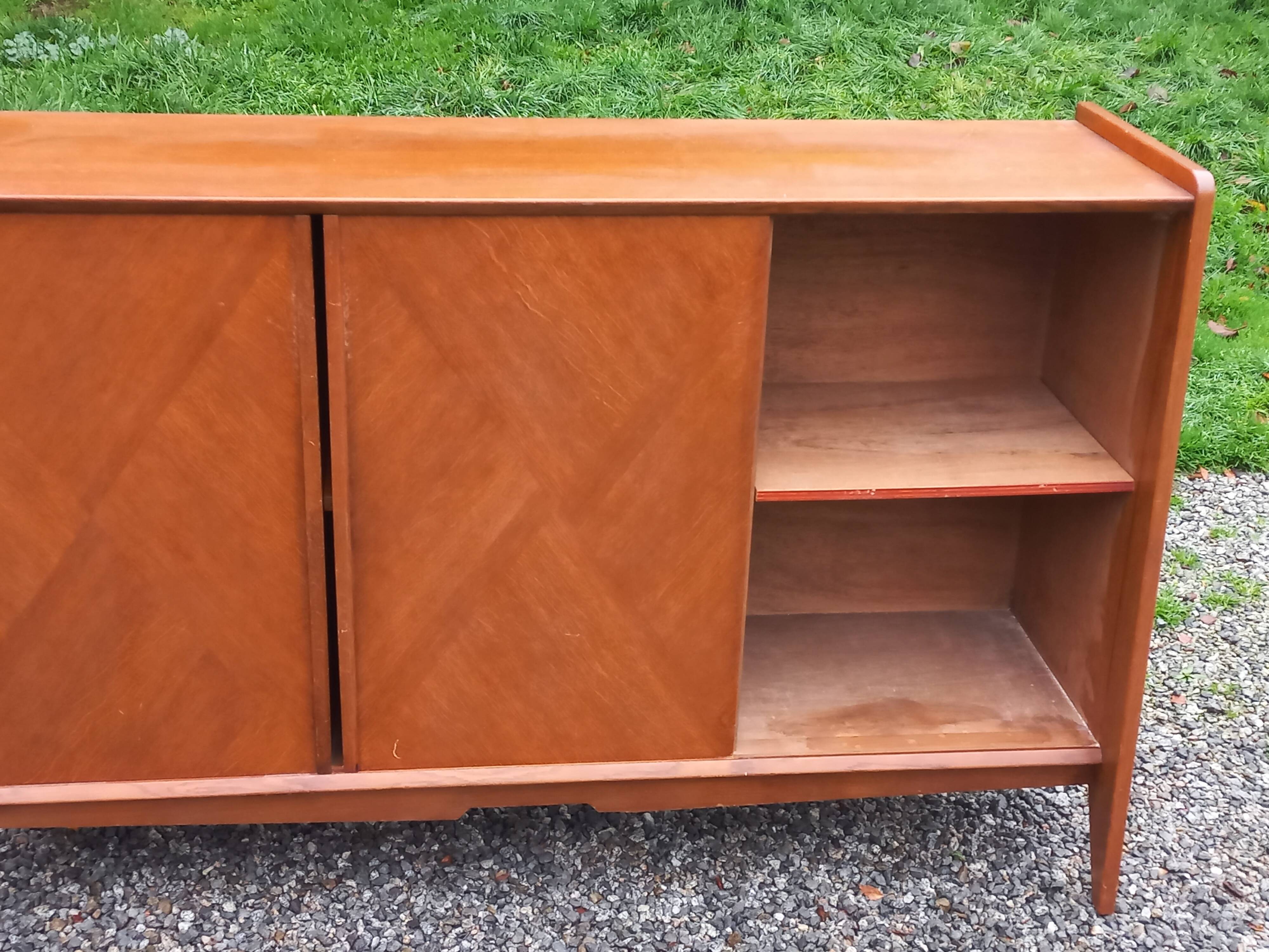 Enfilade vintage en chêne doré portes coulissantes pieds compas 1950