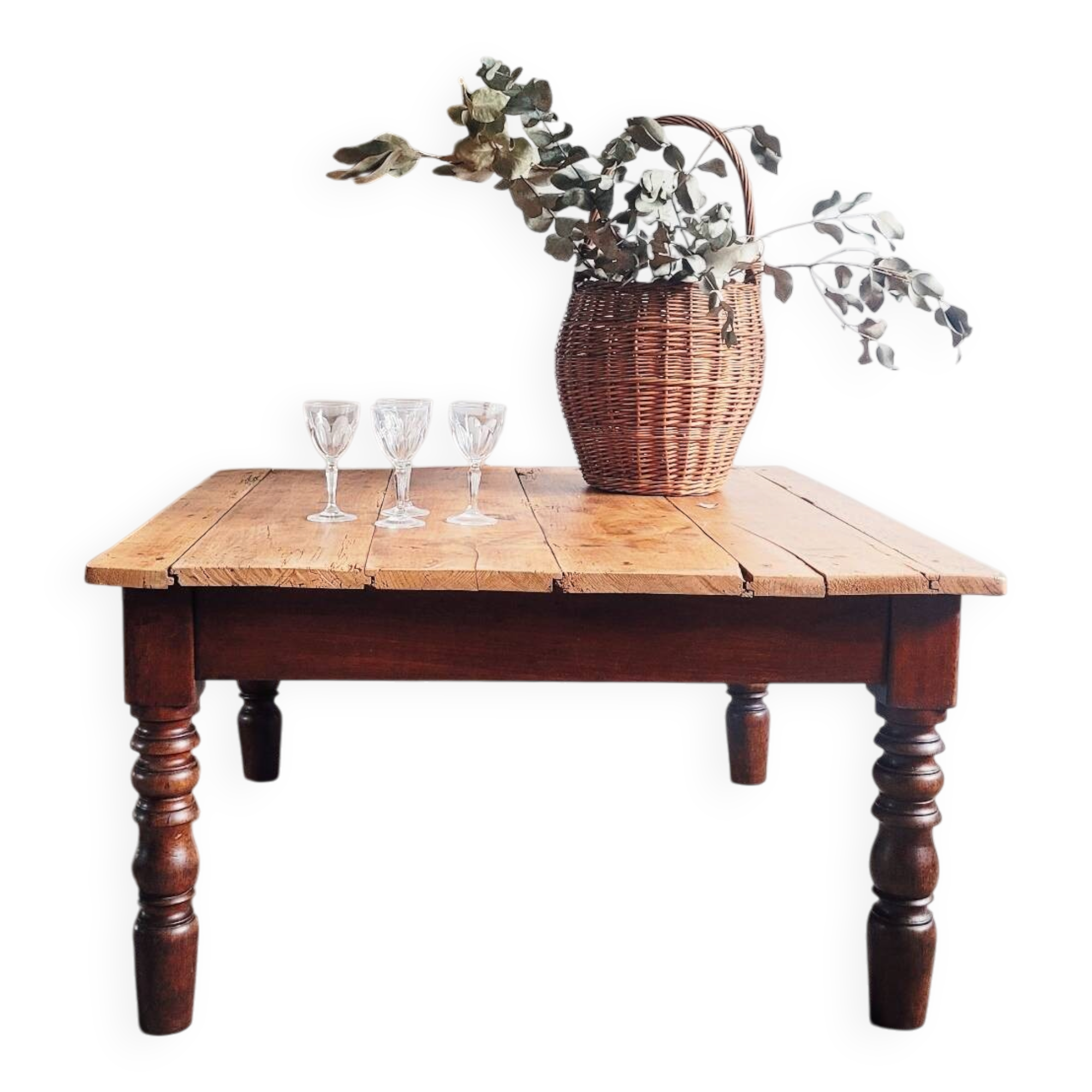 Wooden coffee table with turned legs
