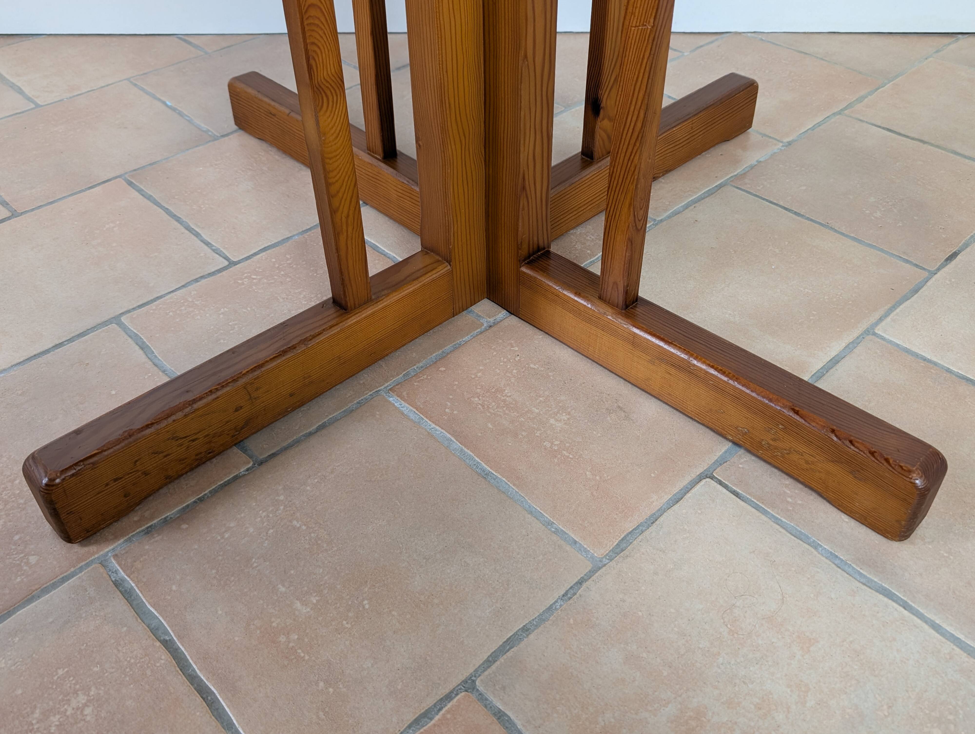 Extendable round table