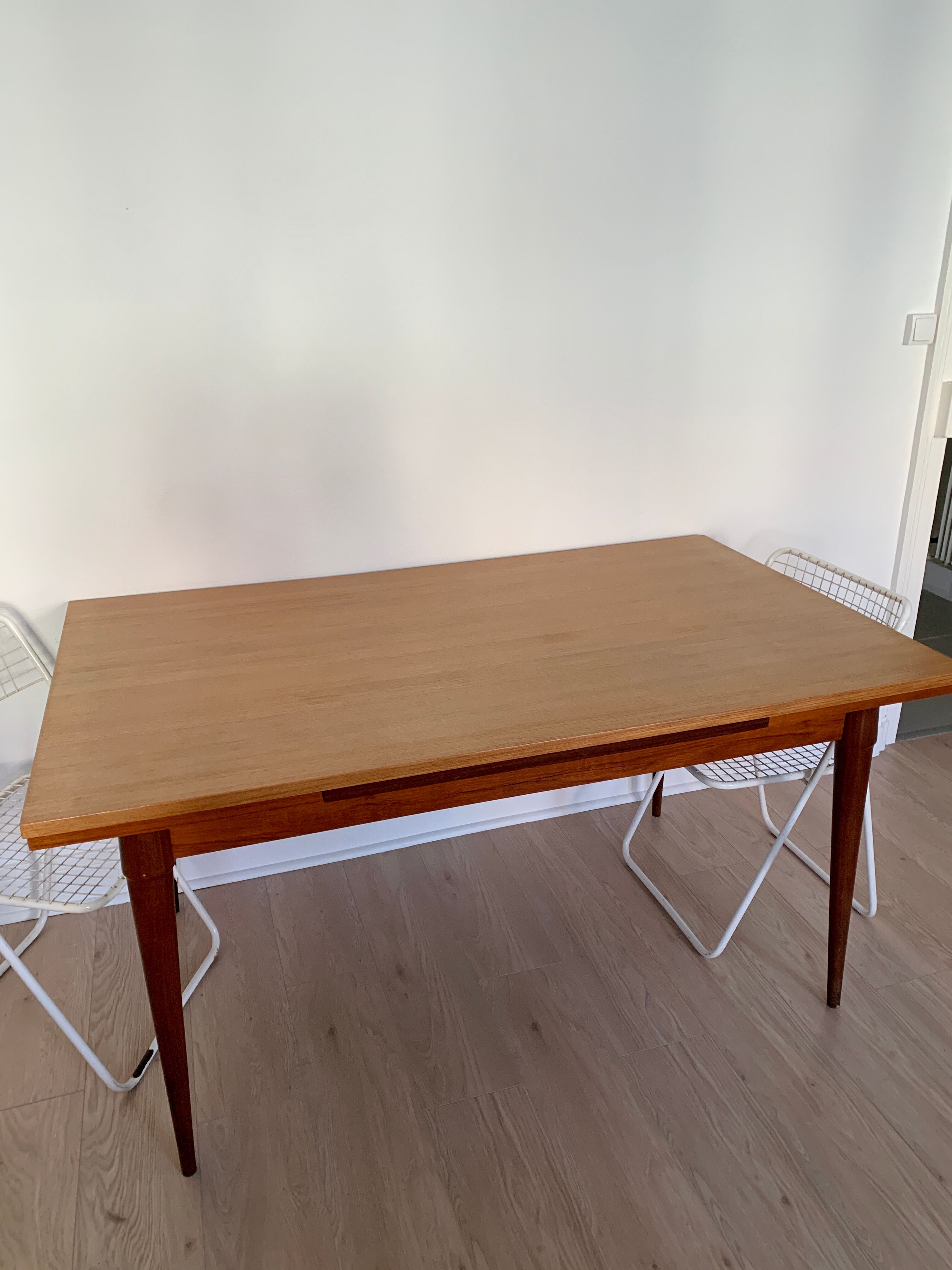Expandable teak dining table