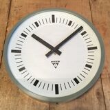 Horloge murale bakelite industrielle gris foncé de Pragotron années 1970