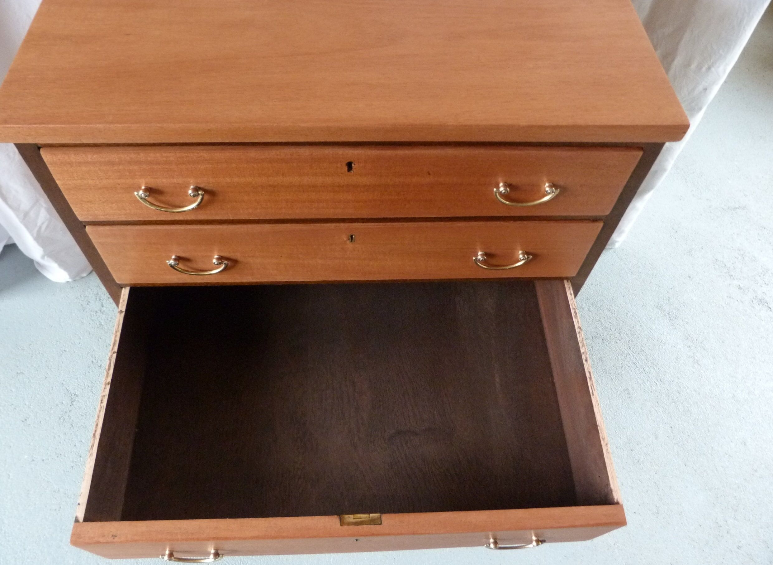 Ancient english chest of drawers