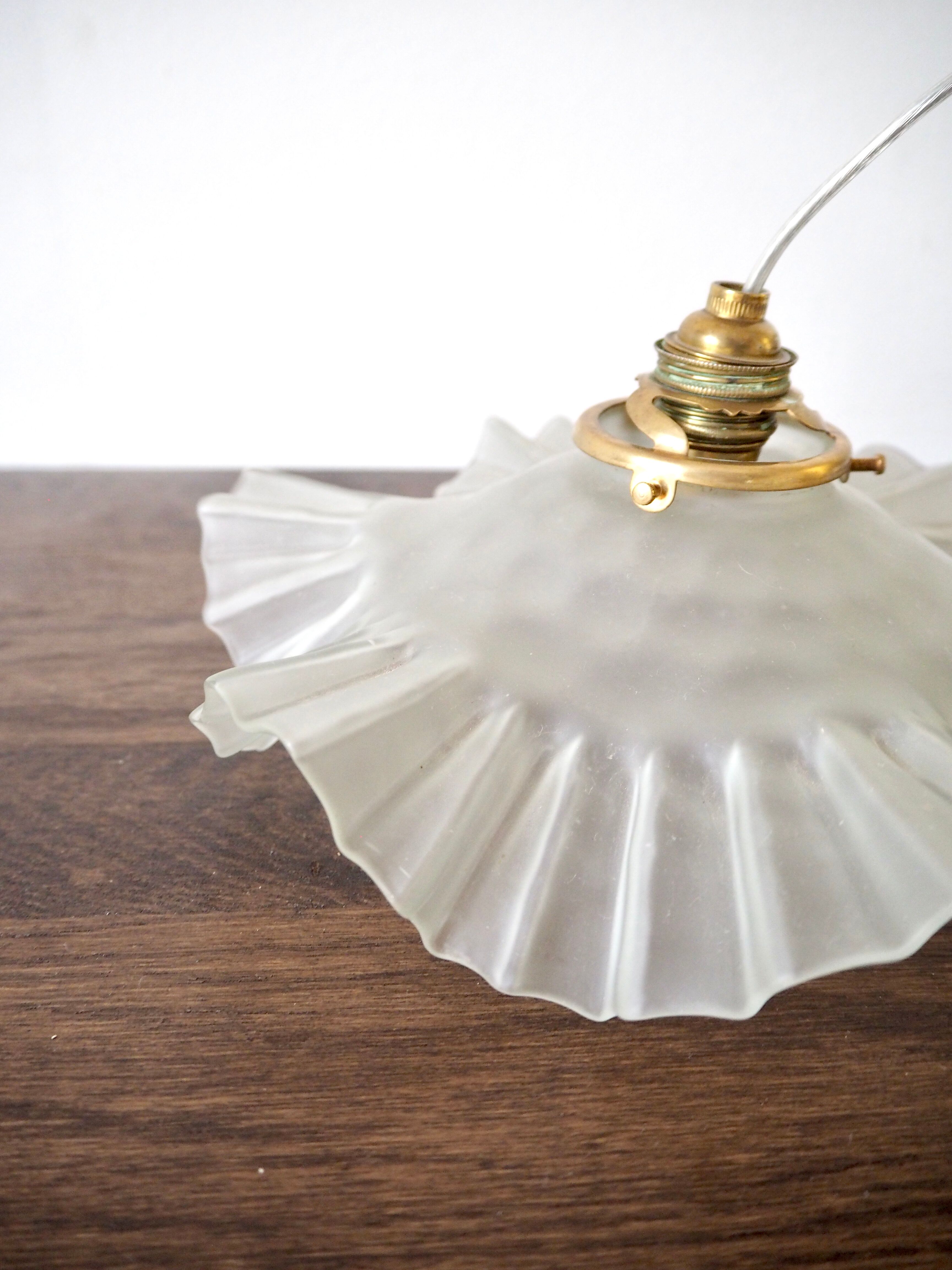 Suspension fleur en verre dépoli