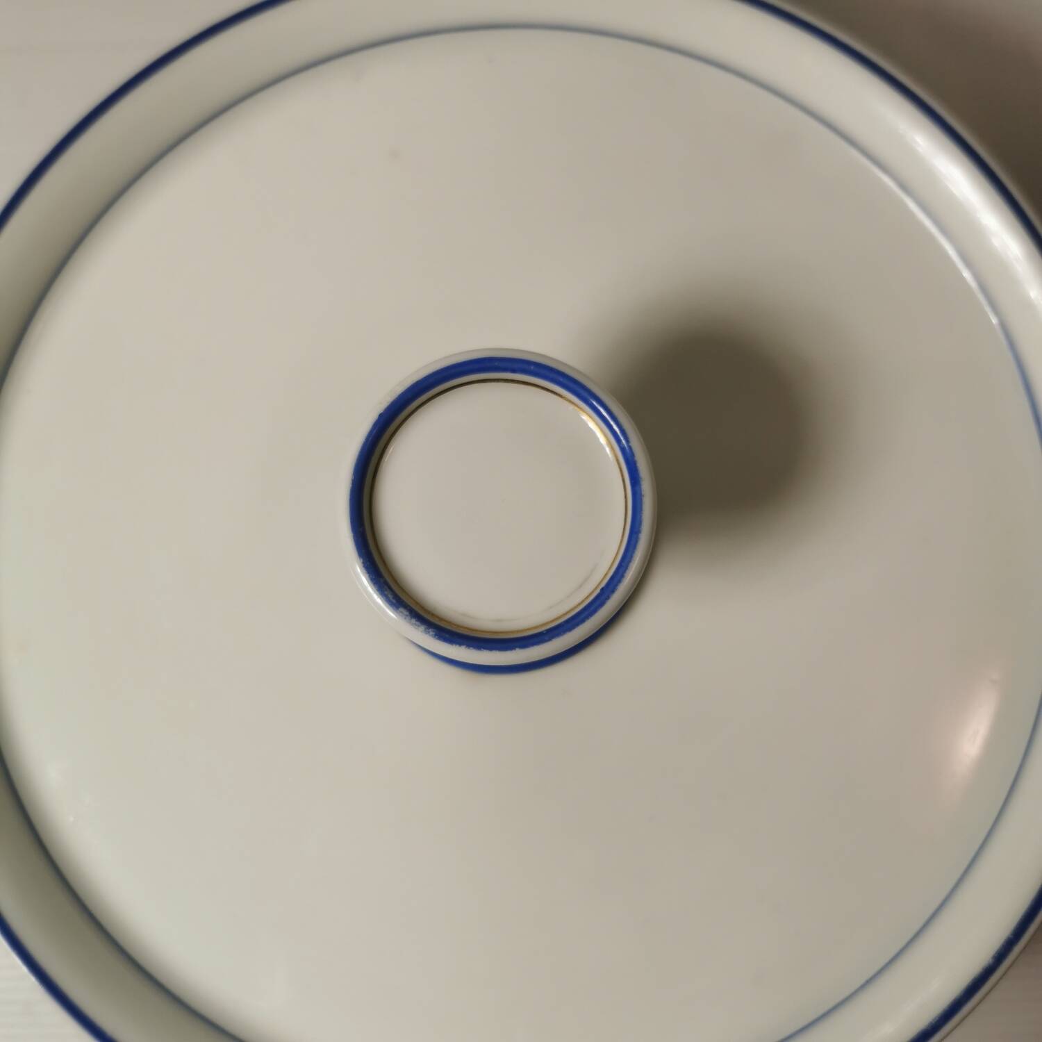 Cake tray / standing tray in white porcelain with elegant gold and blue edging