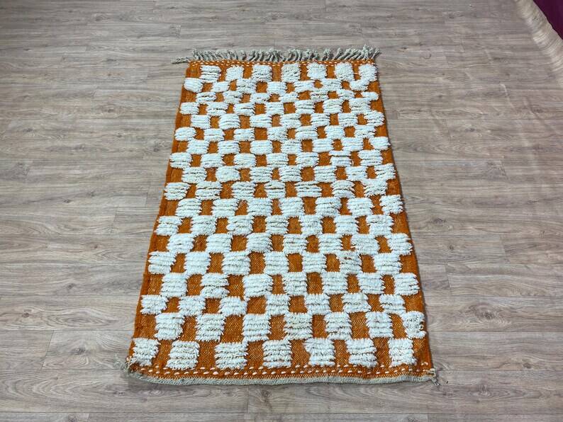 Ecru Moroccan rug with geometric patterns 250cm x 150cm