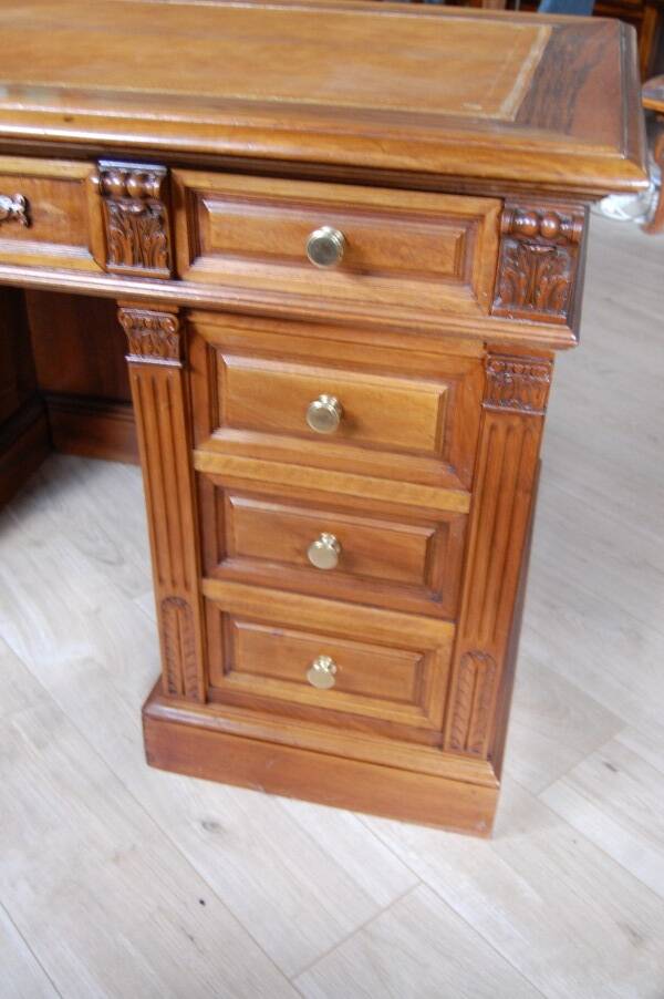 Napoleon III desk in walnut from the late 19th century.