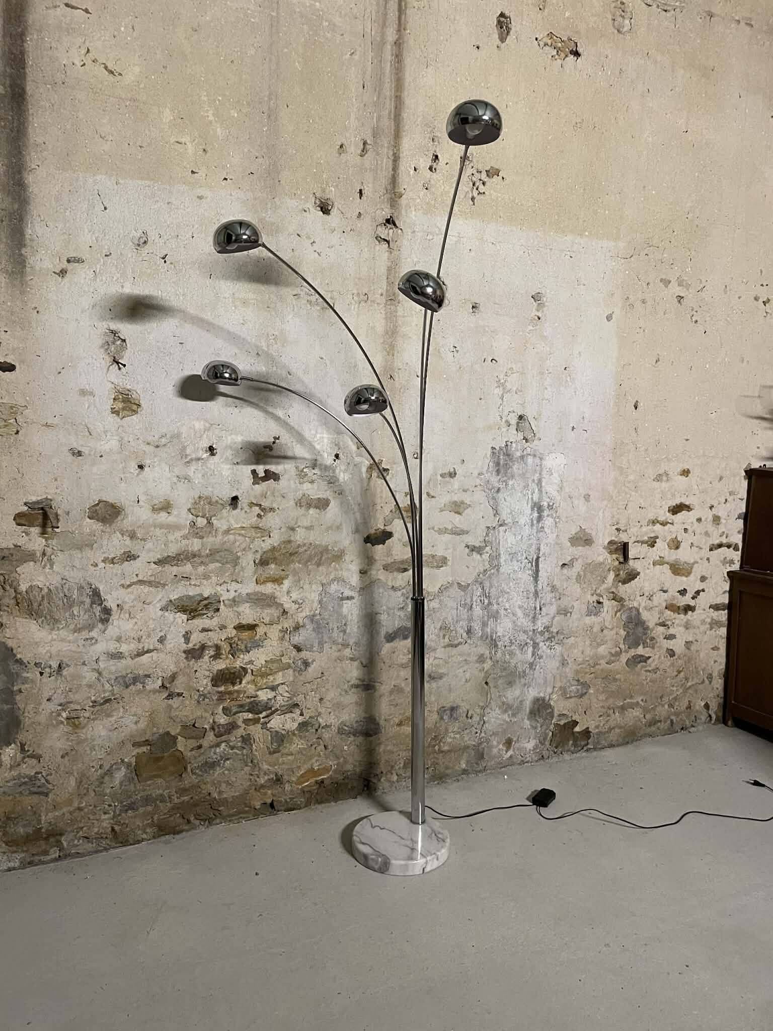 Vintage 5-branch floor lamp in chrome and marble – 1970s arc style