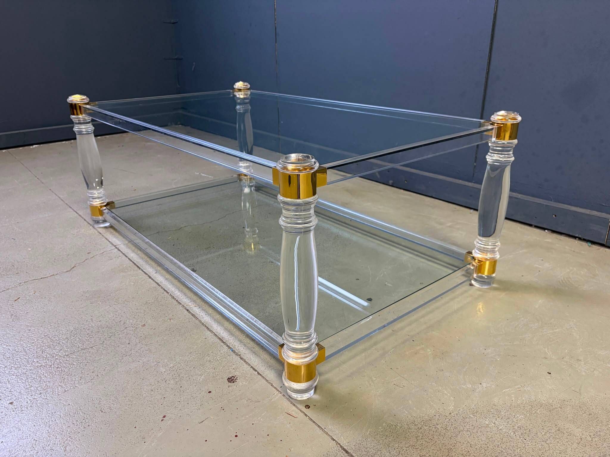 Table basse vintage en lucite et laiton, années 1970