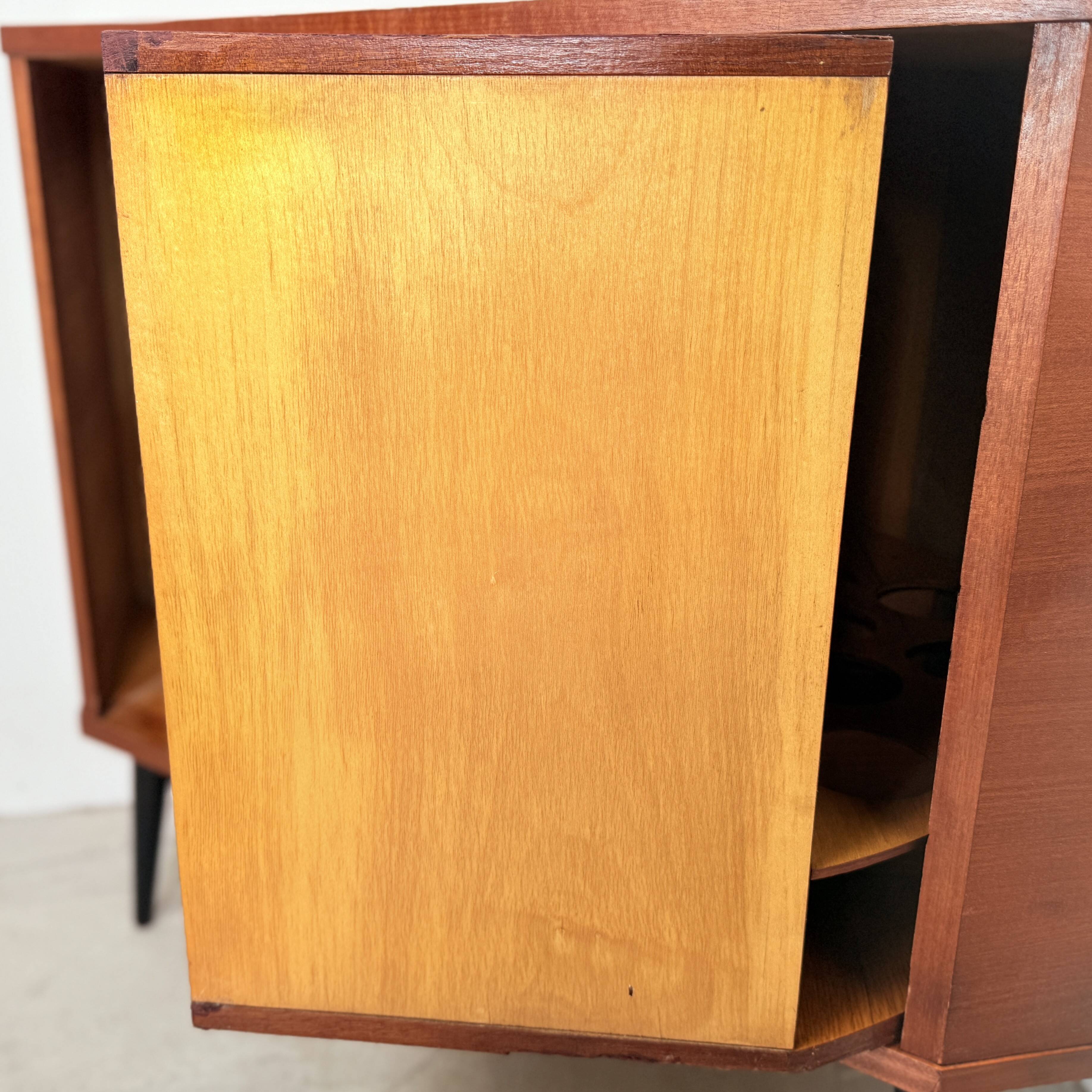 Vintage hoekkast met draaiende bar
