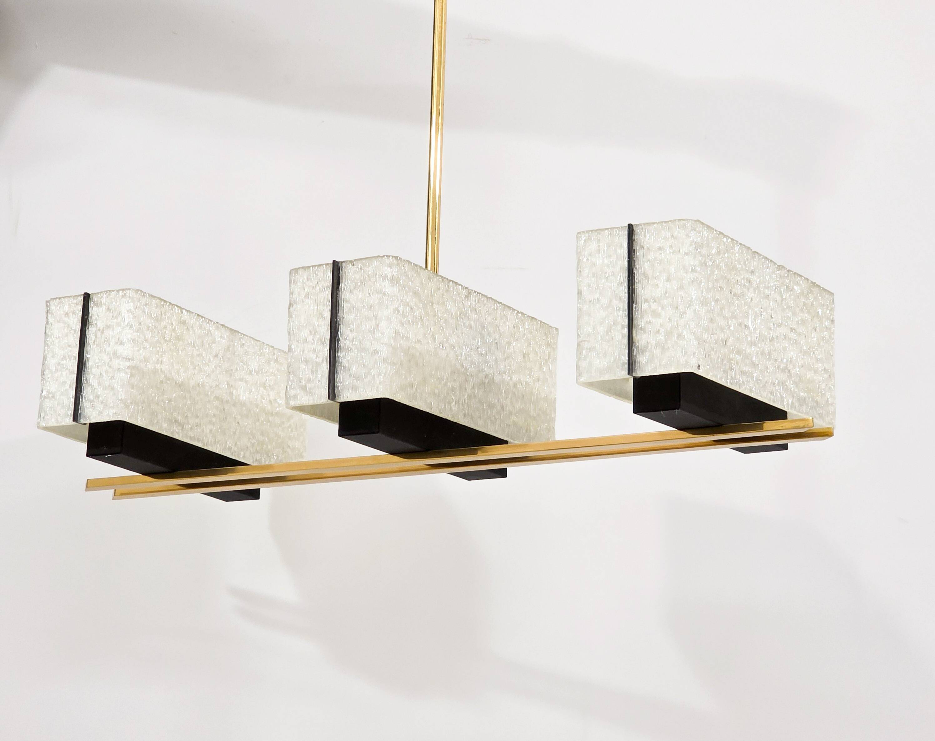 Vintage modernist chandelier in gilded brass – 1970s design