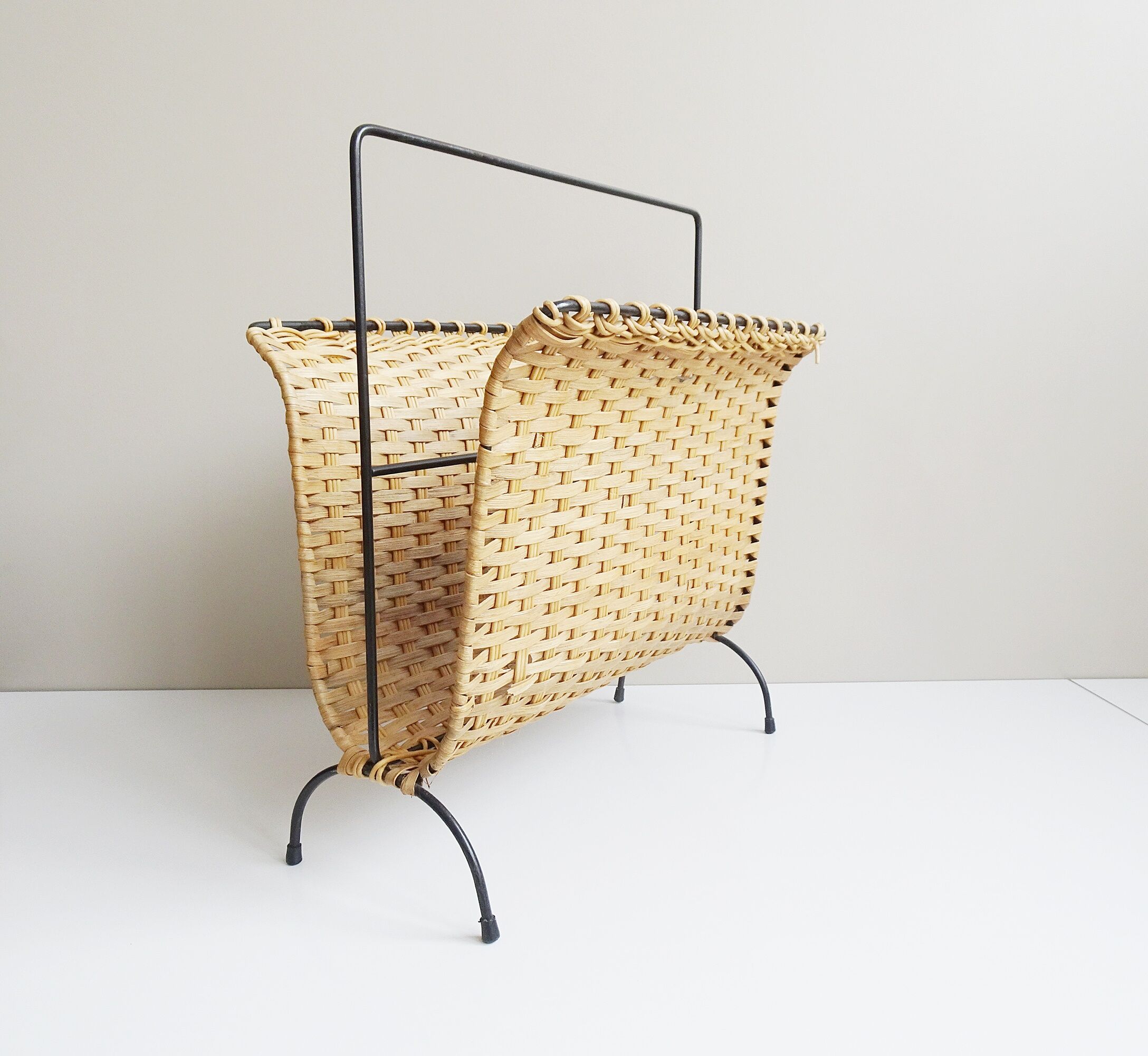 Magazin rack made of rattan and iron