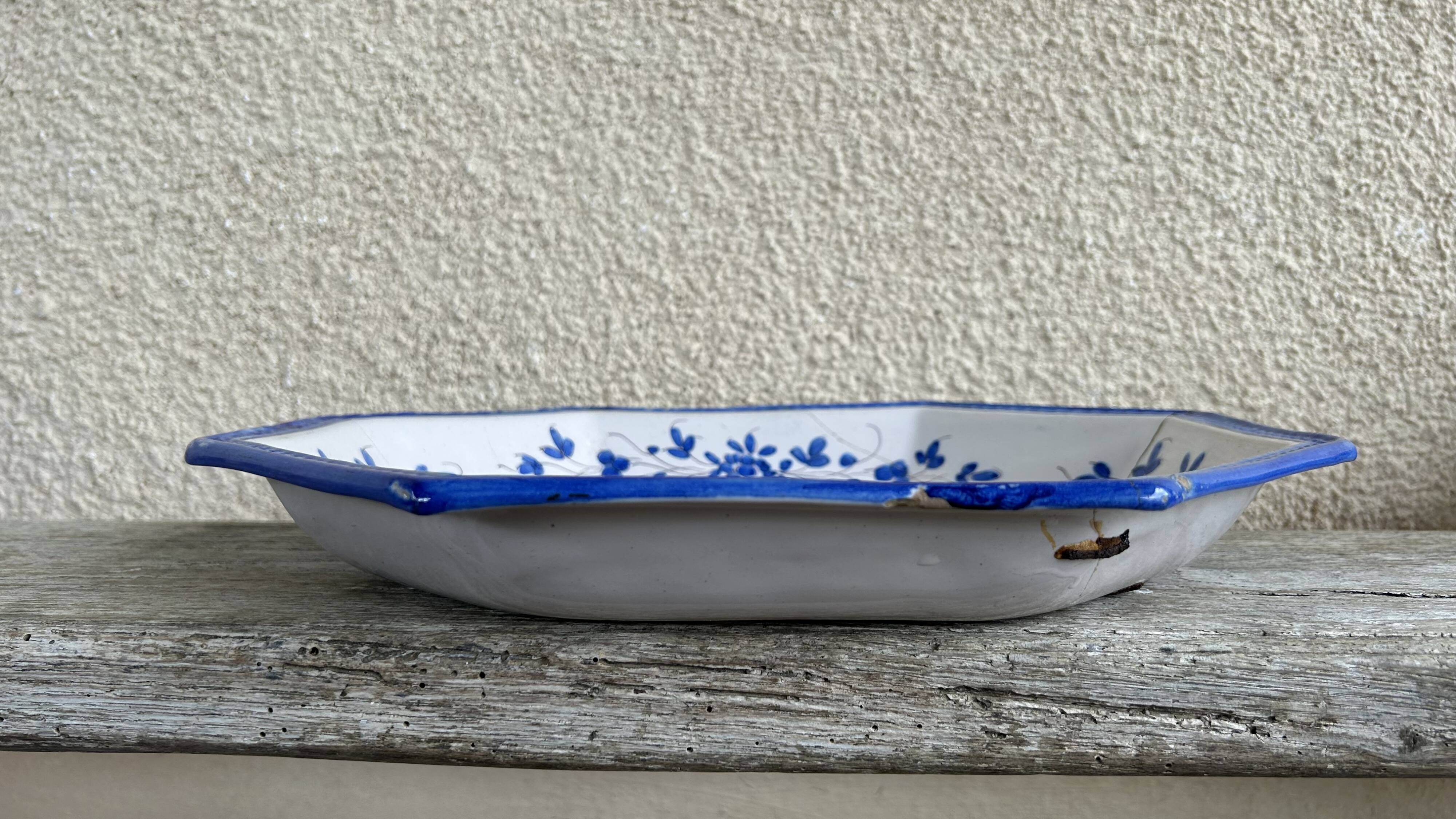 Antique octagonal plate in blue and white pottery with bird decoration.