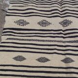 Tapis beige et noir traditionnel tissé à la main