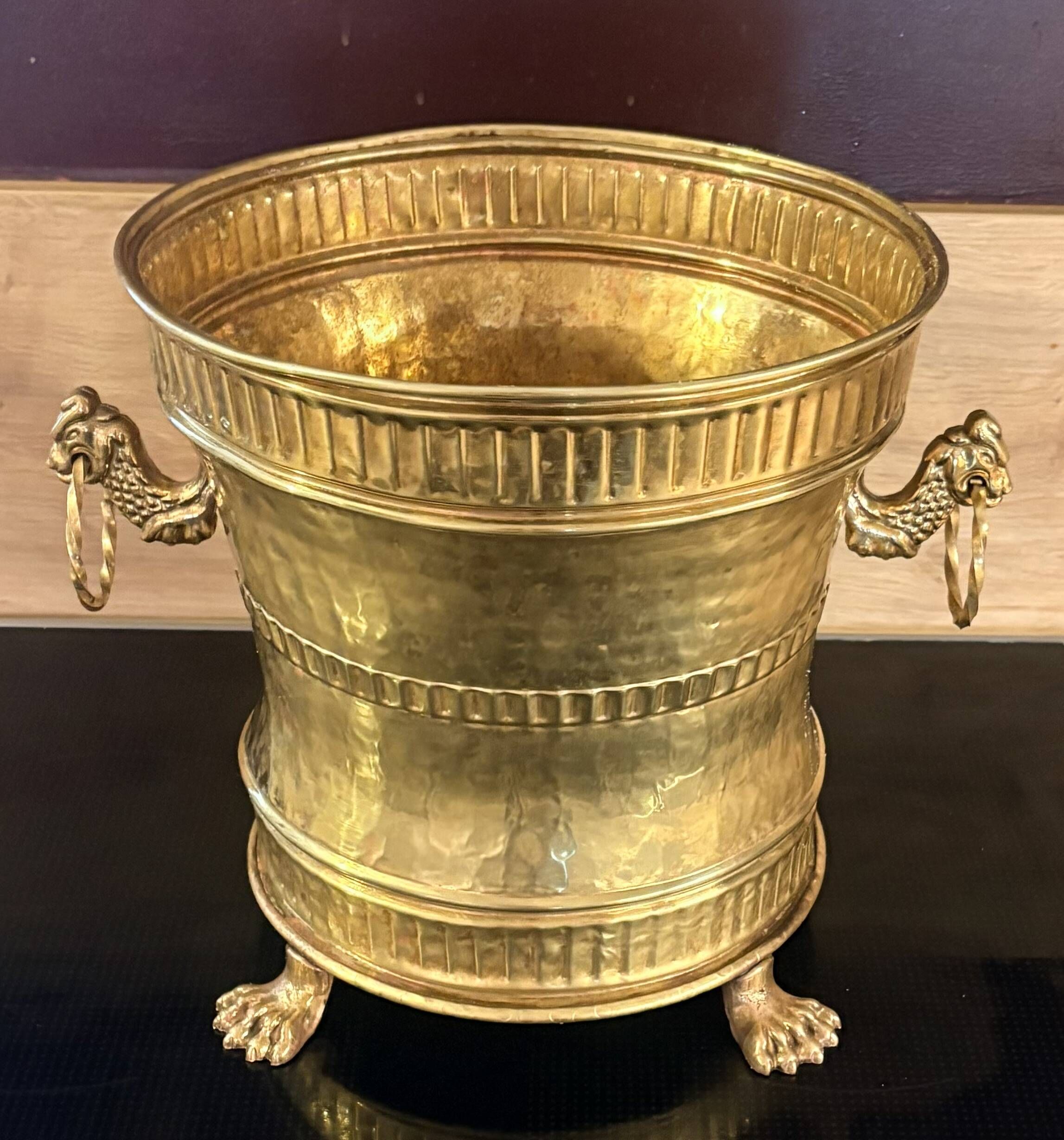 Vintage Planter / Flowerpot in Hammered Brass Mecap - Very good condition