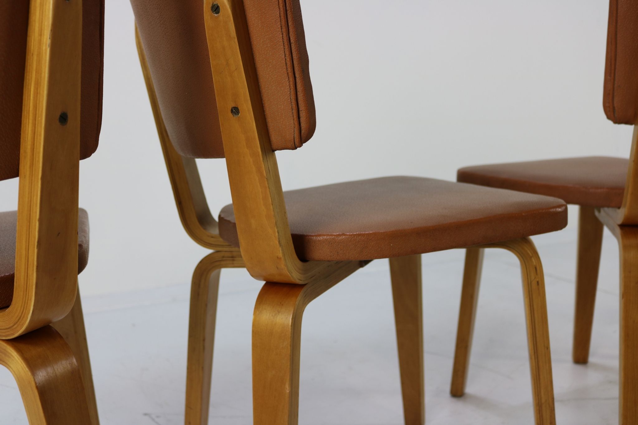 Table en bois courbé par Cor Alons