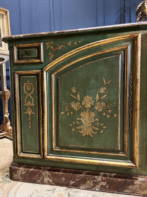 Buffet de chasse de style Louis XIV à double évolution en bois peint