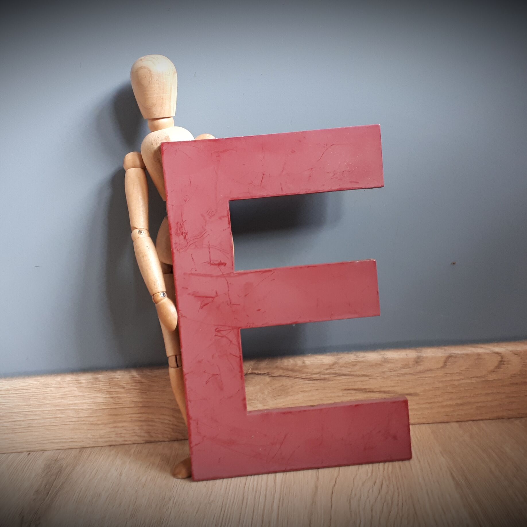 Letter sign E