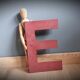 Lettre enseigne E