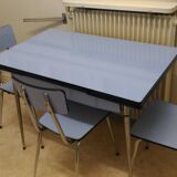 Table en formica bleu et ses 3 chaises