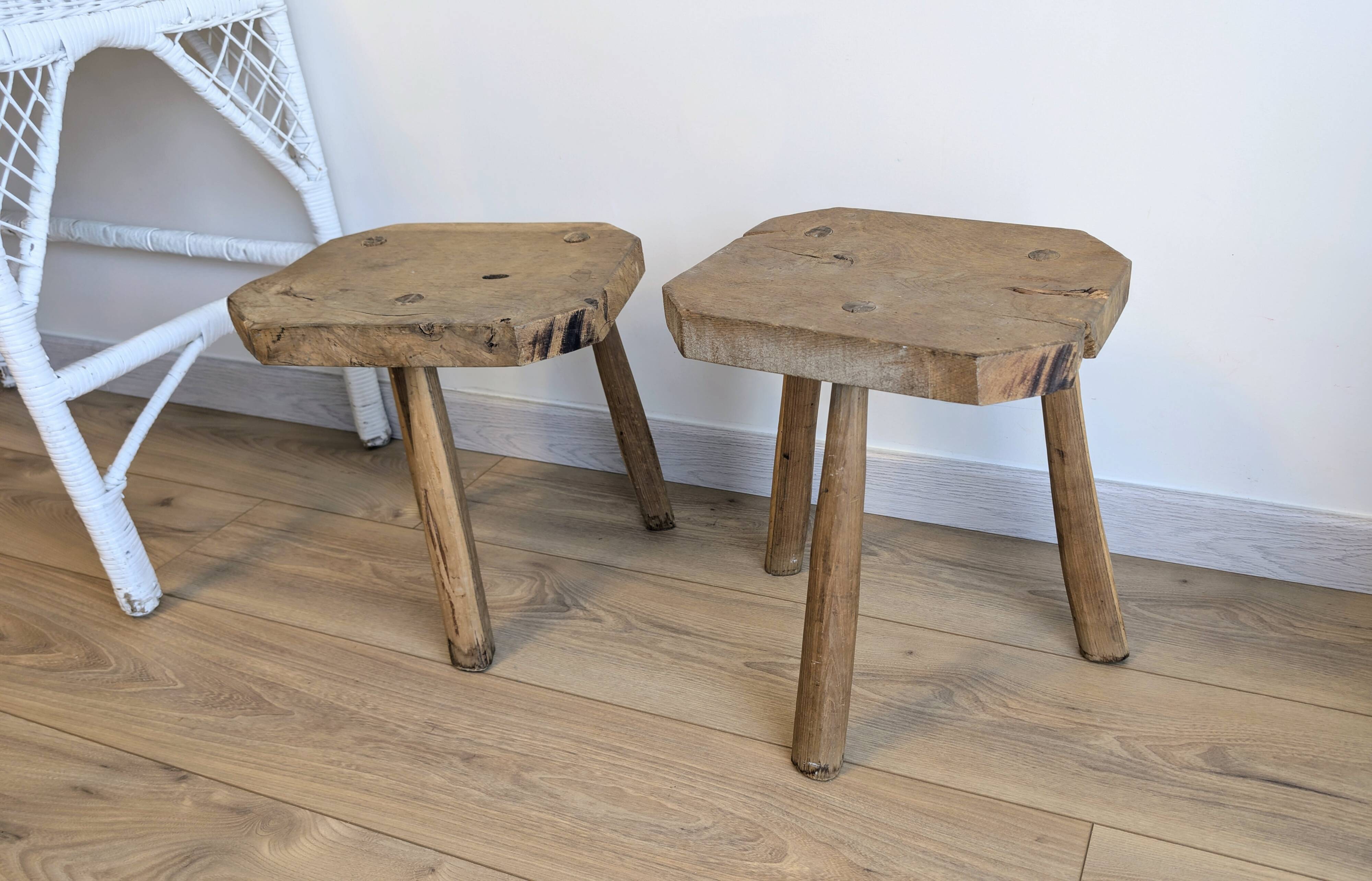 Paire de tabourets brutalistes anciens en bois massif