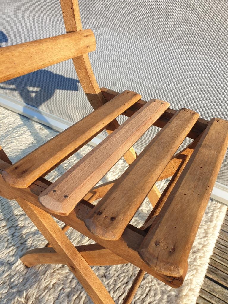 Foldable children's chair with beveled wooden slats