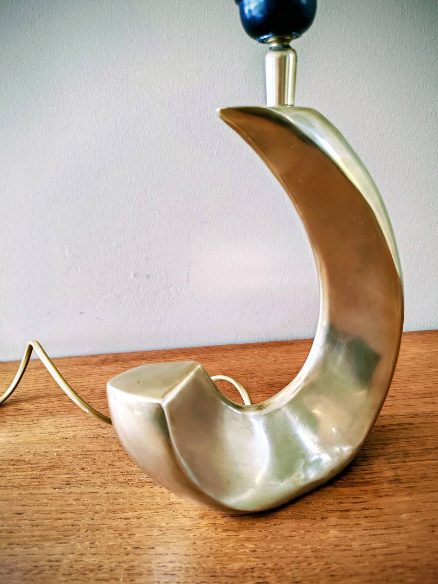Pied de lampe desing vintage en laiton forme vague