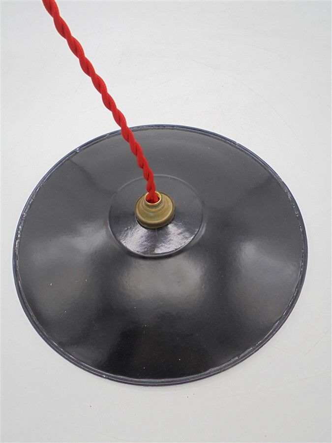 Hanging in enamelled sheet metal