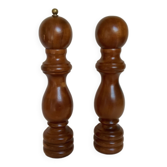 Salt and pepper shaker in wood large salt and pepper