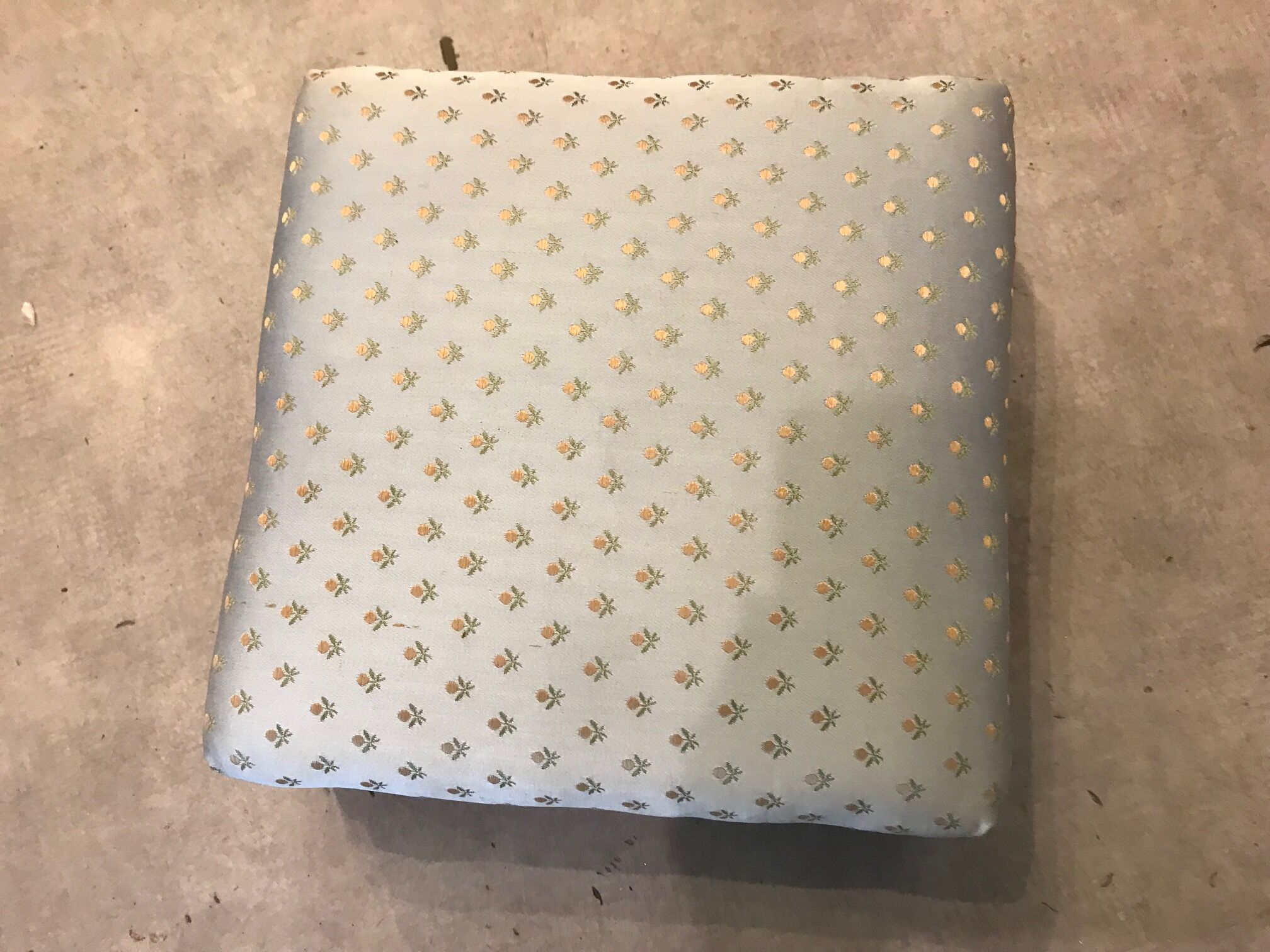 Repose pied style louis xvi en bois dore a la feuille d'or et tissu en satin