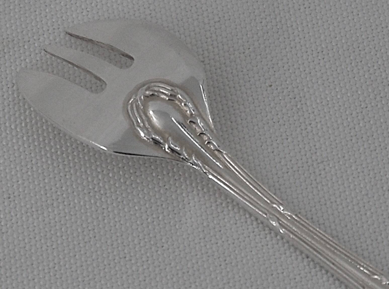 Ercuis Trianon, Rubans, 12 silver-plated oyster forks, excellent condition.